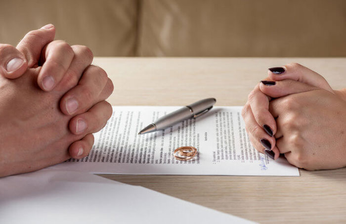 Couple signing separation agreement